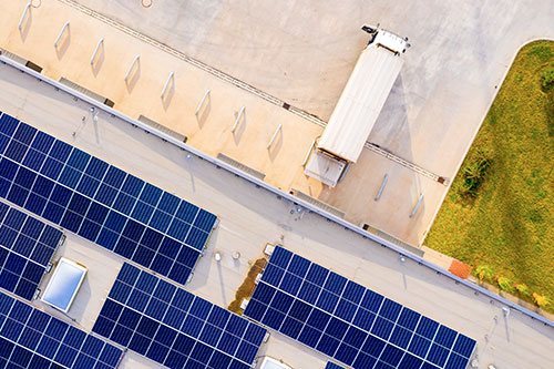 Installation de panneaux solaires en toitures d'immeubles et maisons
